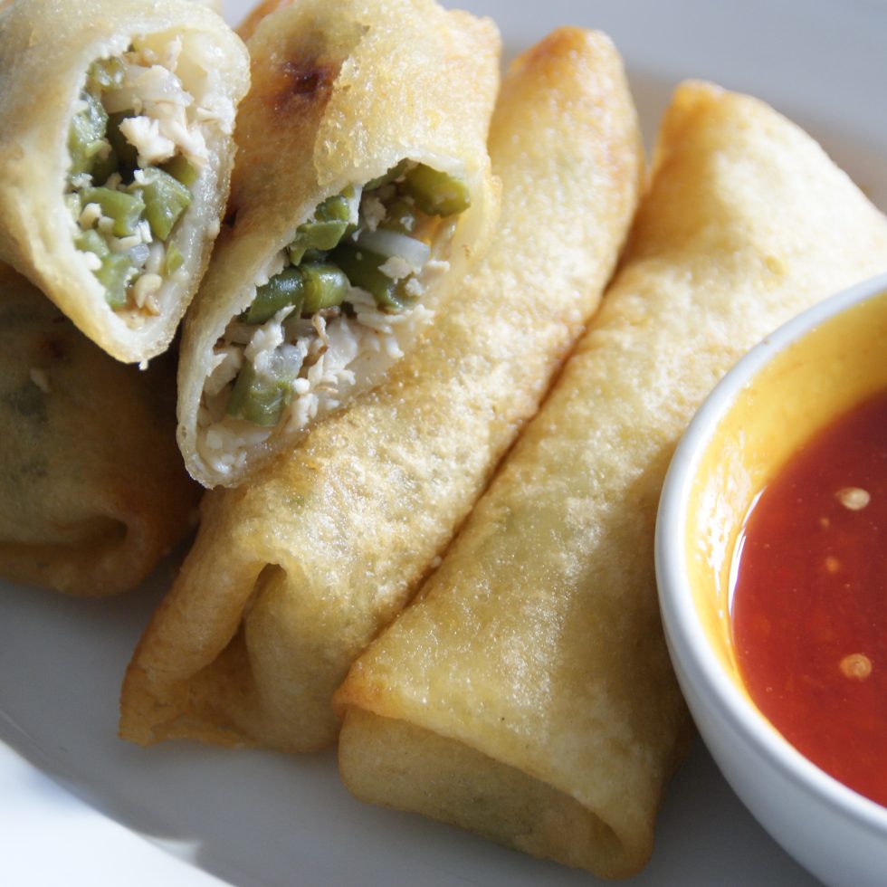 De Aziatische keuken kent verschillende varianten van loempia’s. Mijn recept is de Surinaams Javaans variant. Wat typisch is de vulling. Kouseband, taugé en gepluisde kipfilet. Ik ben dol op alle soorten loempia’s: Vietnamese, Indische, Javaanse en Chinese. Ik heb in mijn recept haricot verts gebruikt ipv kouseband.