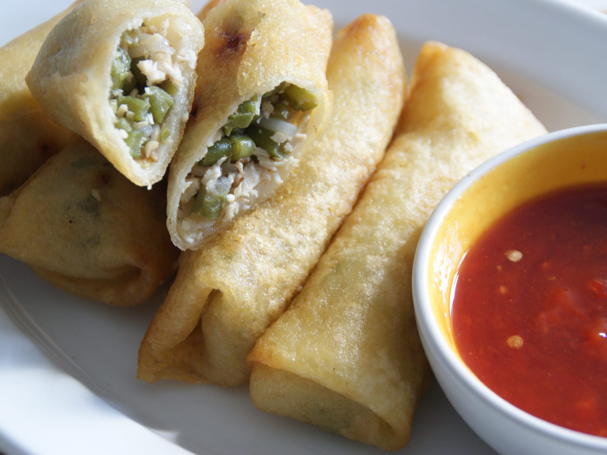 De Aziatische keuken kent verschillende varianten van loempia’s. Mijn recept is de Surinaams Javaans variant. Wat typisch is de vulling. Kouseband, taugé en gepluisde kipfilet. Ik ben dol op alle soorten loempia’s: Vietnamese, Indische, Javaanse en Chinese. Ik heb in mijn recept haricot verts gebruikt ipv kouseband.